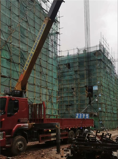 普兰县“慢工细活”—— 吊车的 “微动控制” 技术